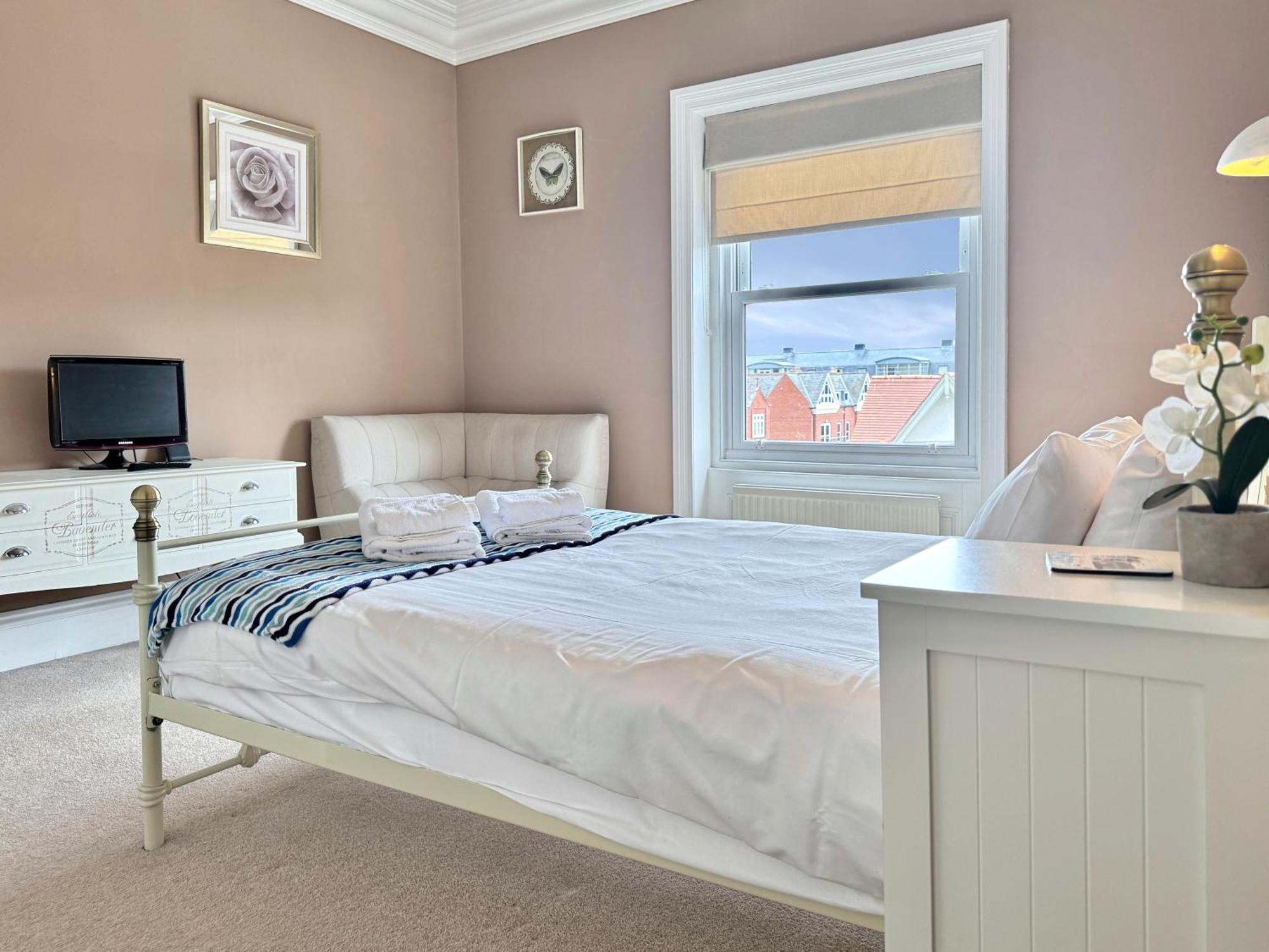 Apartment Victoria With Free Parking Scarborough Exterior photo