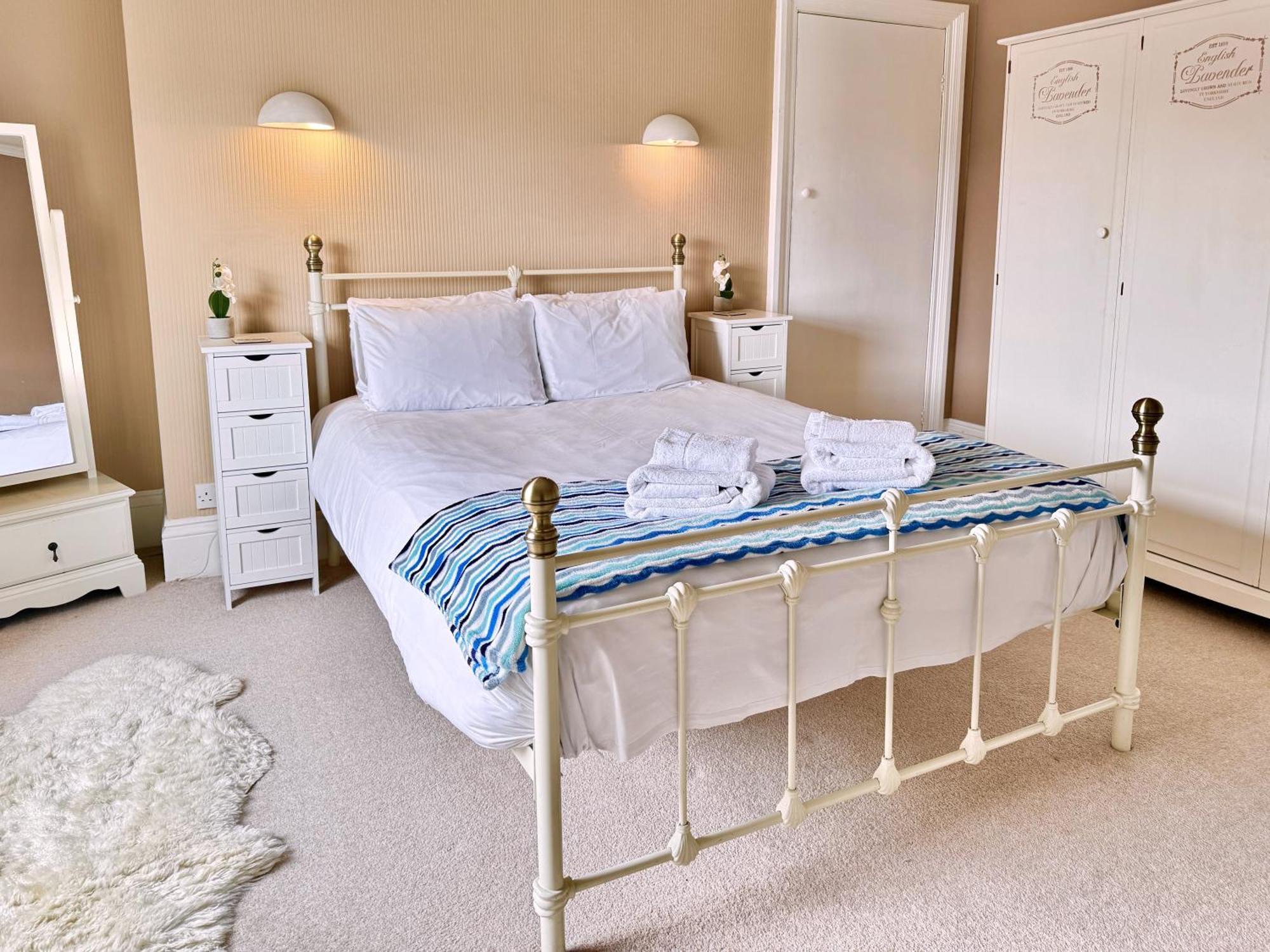 Apartment Victoria With Free Parking Scarborough Exterior photo